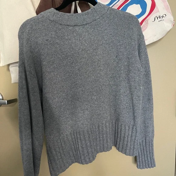 GAP Heather Gray Women's Crew Neck Sweater - Picture 2 of 3